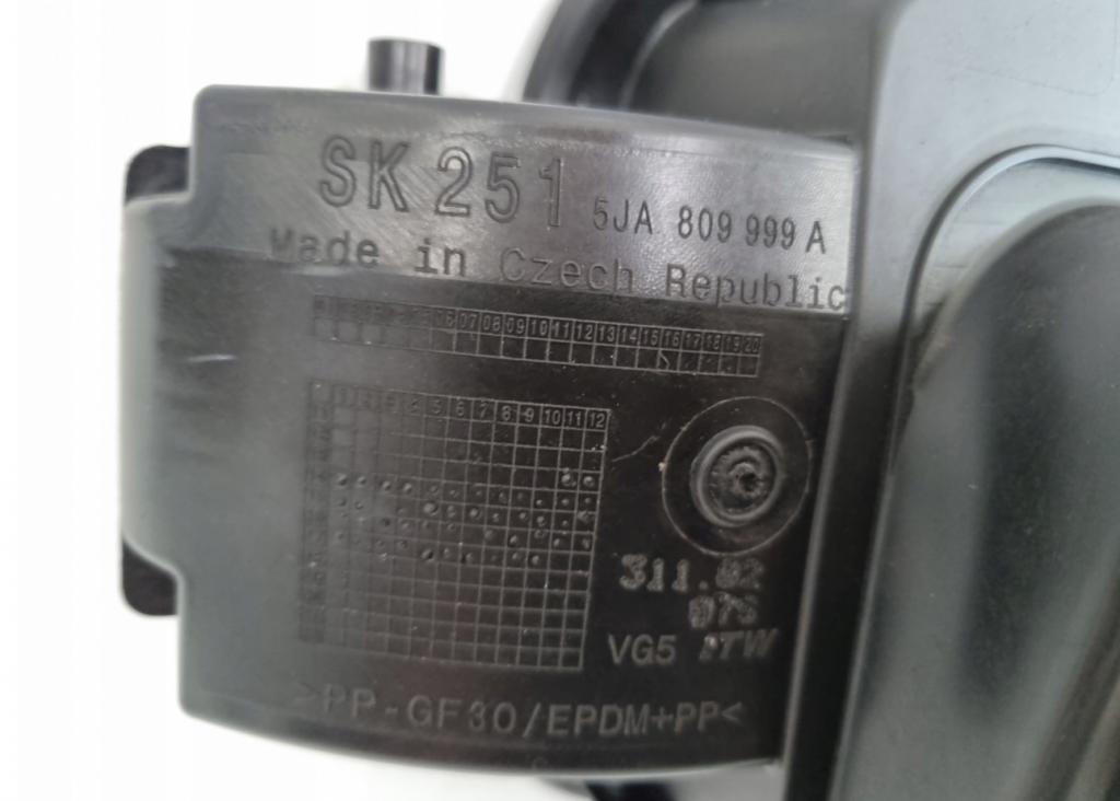 SKODA RAPID (NH3, NK3, NK6) 2012 - 2022    1.6 TDI 66 kW [90 KM] olej napędowy 2013 - 2015  Dvierka nádrže paliva 5JA809999A (Ostatné)