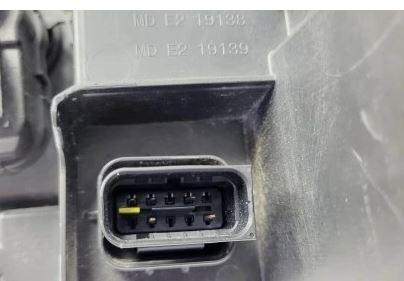 Citroen C3 0 Reflektor: v pravo: 9836161580