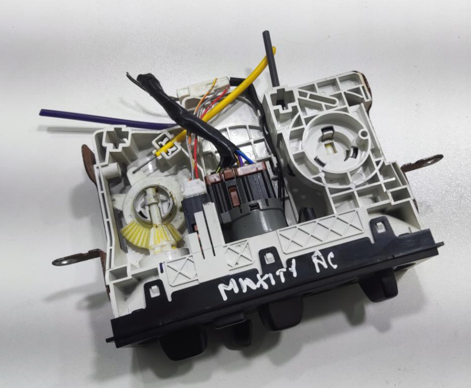 Nissan CABSTAR MAXITY Panel kúrenia
