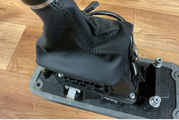 Volkswagen Touareg II  Páka kulisa automat 7P1713025D