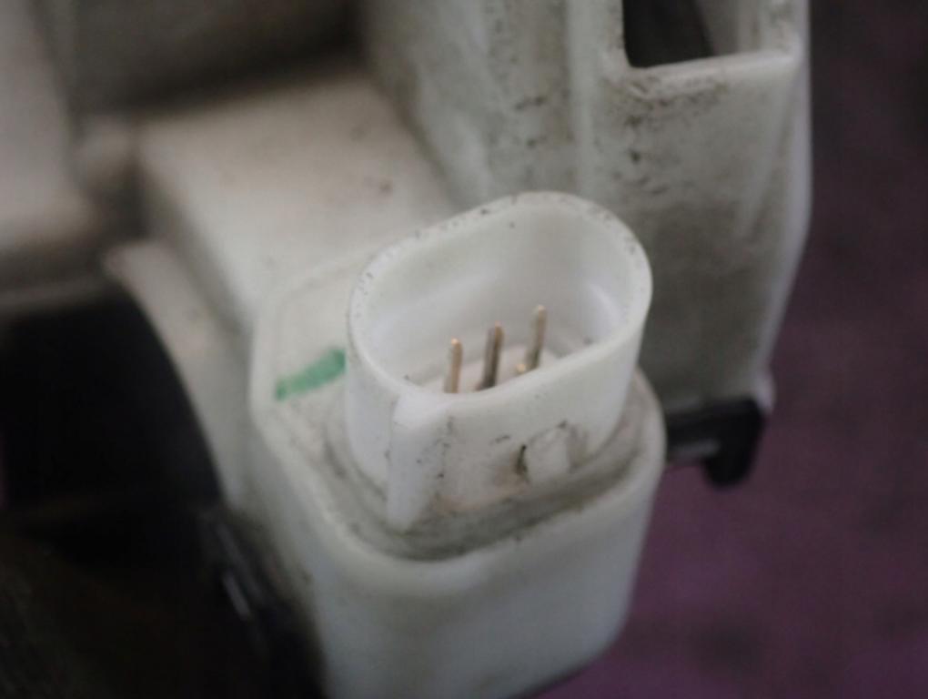 VW POLO III 6N HB 3D 00-02 ZÁMKA ZDVIHU ĽAVÁ PREDNÁ 1HM862153 6N0837015D