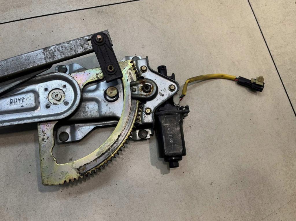 KIA SORENTO I 2.5 CRDI MECHANIZMUS OKIEN ĽAVÝ PREDNÝ XH601PA