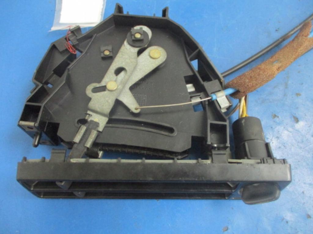 VW GOLF II (19E, 1G1) HB 1991 40,00 1.6 D - ME 1588,00 Panel kúrenia 191819045A