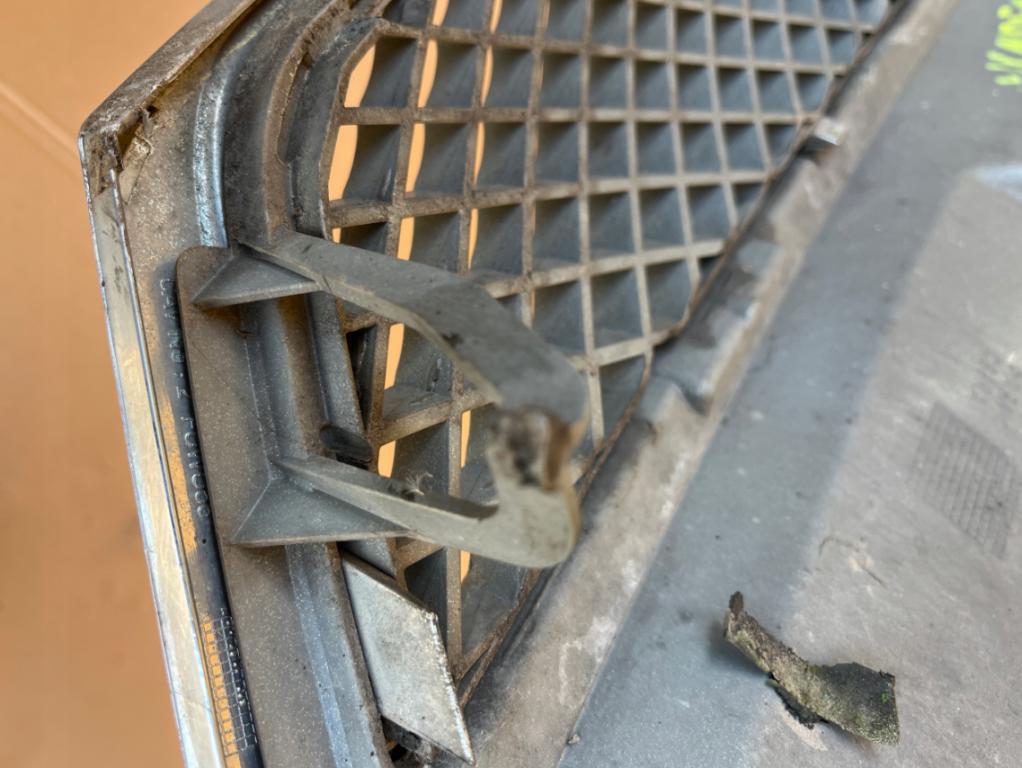 Ford Mondeo Mk3 Mriežka maska 3S718A100BA