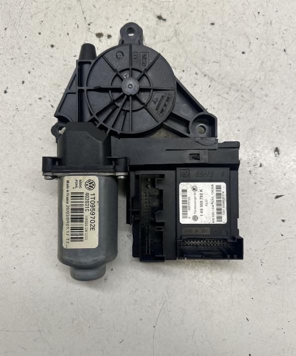 Škoda Octavia Mk2 (1Z) Motorček na ovládanie okien predných dverí 1T0959702E 1K0959792K