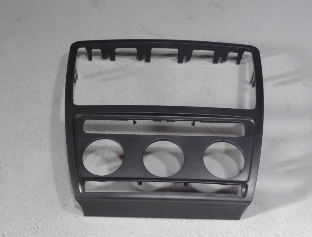 Skoda Octavia II 2004-2013 1.9 TDI 105 HP manual 77 kW 1896 cm3 5- Rám: rádio: 1Z0858069A