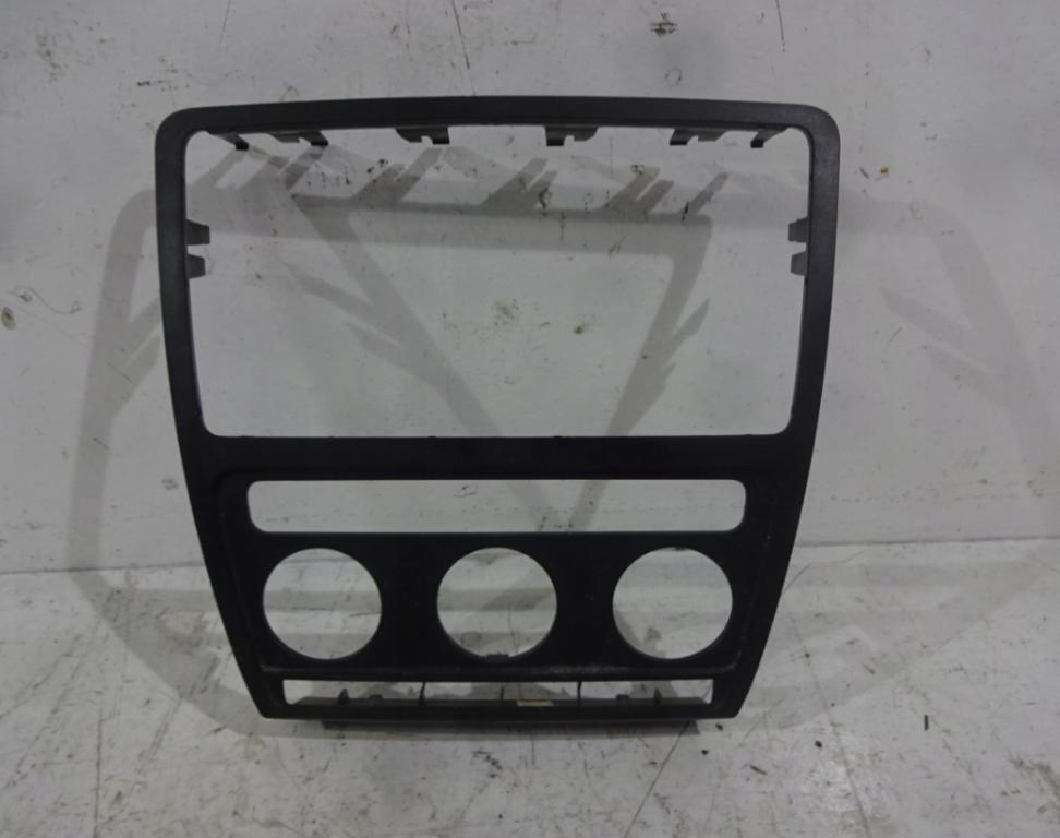 Skoda Octavia II 2004-2013 1.9 TDI 105 HP manual 77 kW 1896 cm3 5- Rám: rádio: 1Z0858069A