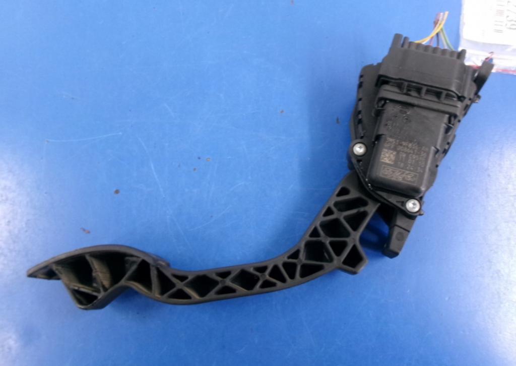 FORD KUGA I 2008 - 2012    2.0 TDCi 100 kW [136 KM] olej napędowy 2008 - 2012  Potenciometer plynového pedálu 3M51-9F836-AH (Pedále)