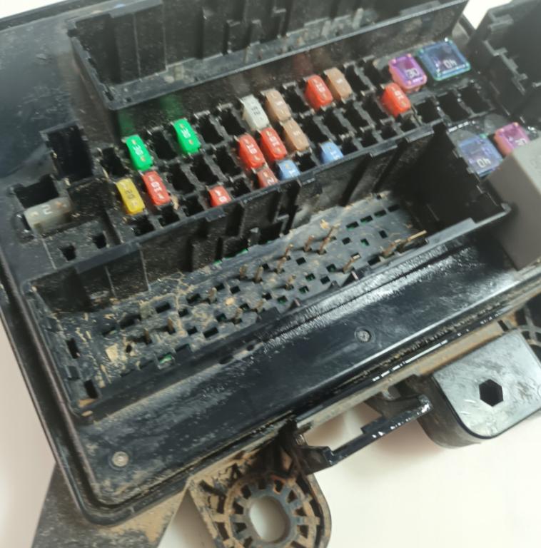 CHEVROLET CAMARO 2015 - 2022    2.0 Turbo 202 kW [275 KM] benzyna 2016 - 2022  Skrinka poistková 84044726 (Poistkové skrinky)