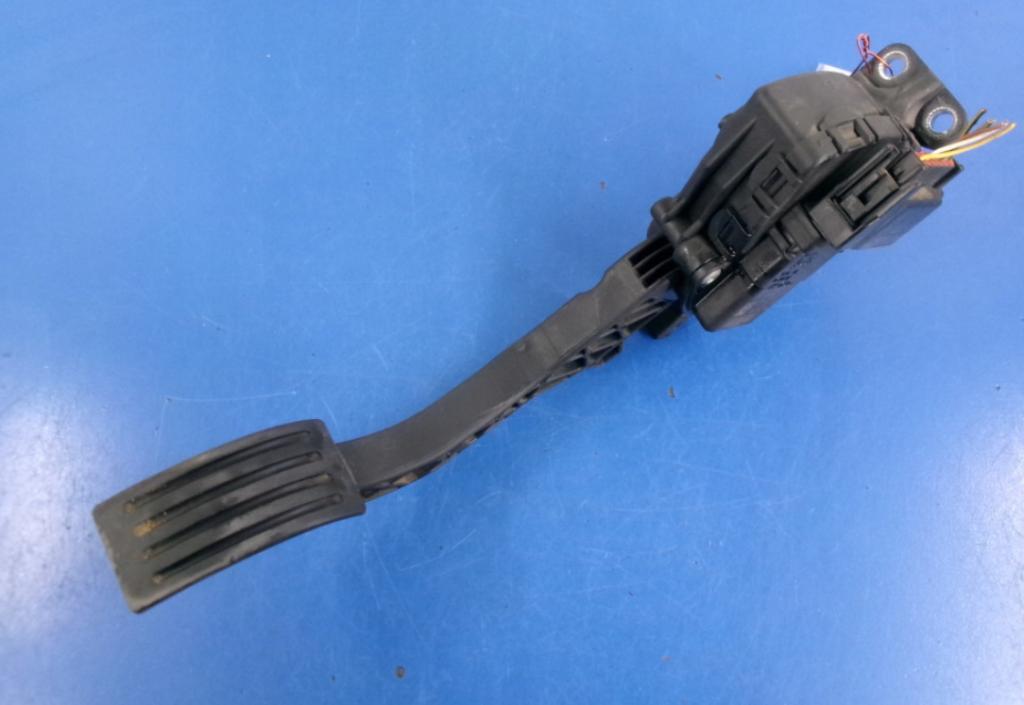 FORD KUGA I 2008 - 2012    2.0 TDCi 100 kW [136 KM] olej napędowy 2008 - 2012  Potenciometer plynového pedálu 3M51-9F836-AH (Pedále)