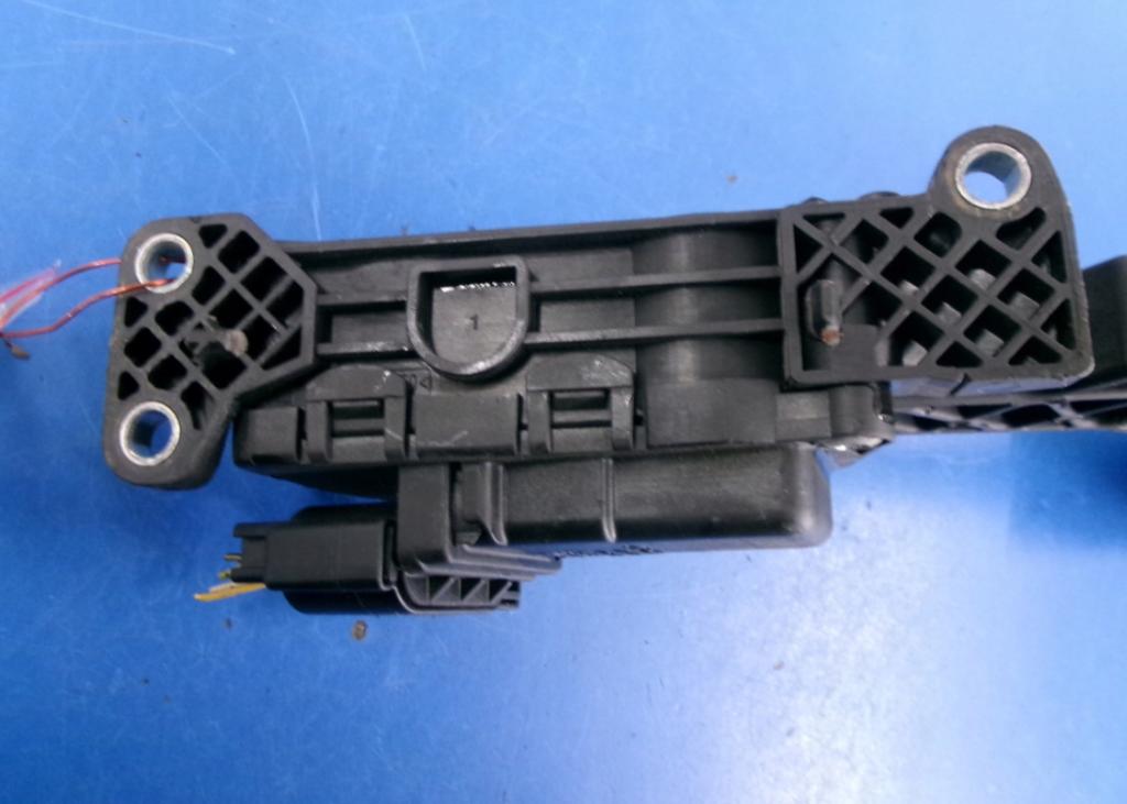 FORD KUGA I 2008 - 2012    2.0 TDCi 100 kW [136 KM] olej napędowy 2008 - 2012  Potenciometer plynového pedálu 3M51-9F836-AH (Pedále)