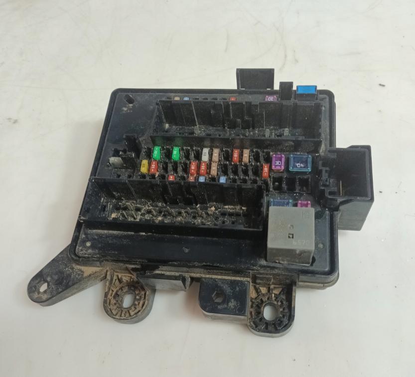 CHEVROLET CAMARO 2015 - 2022    2.0 Turbo 202 kW [275 KM] benzyna 2016 - 2022  Skrinka poistková 84044726 (Poistkové skrinky)