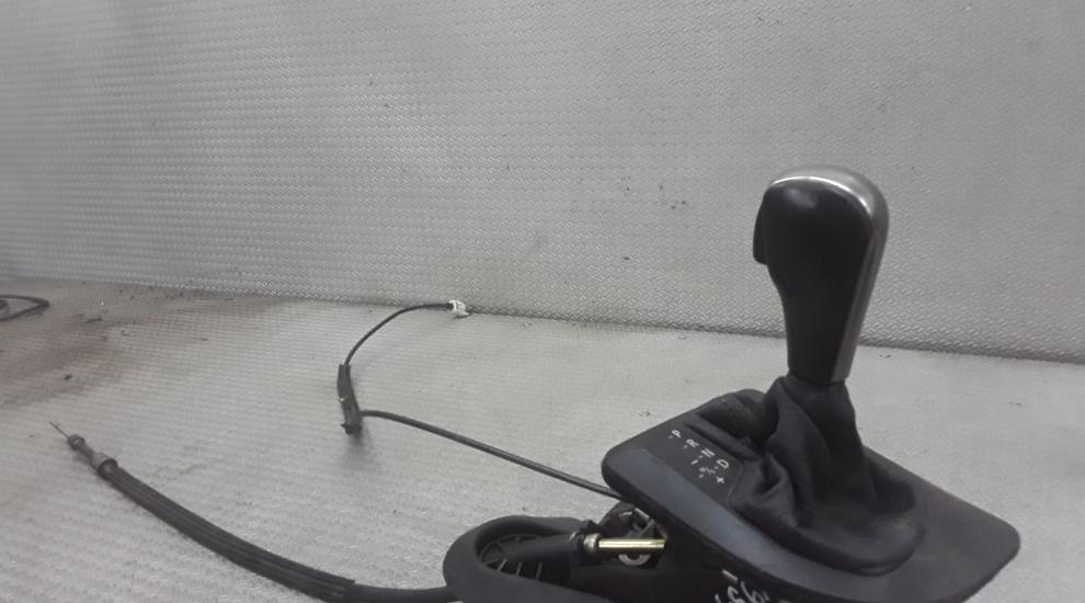 BMW 5 E60 E61 Radiaca páka / horná 52214401