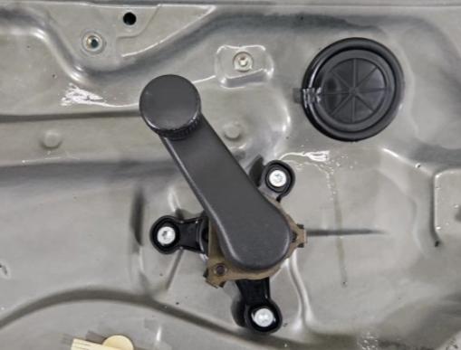 VW GOLF IV  5D MANUALNY mechanizmus okná predné ľavý