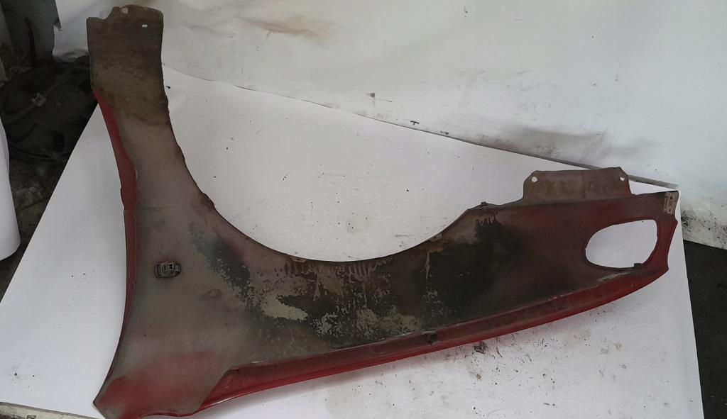 TOYOTA COROLLA E11  PREDNÝ PRAVÝ BLATNÍK