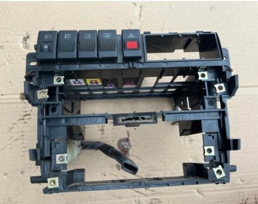 AUDI A4 B5 1995-1999 drziak konzola radia 8D0857007 