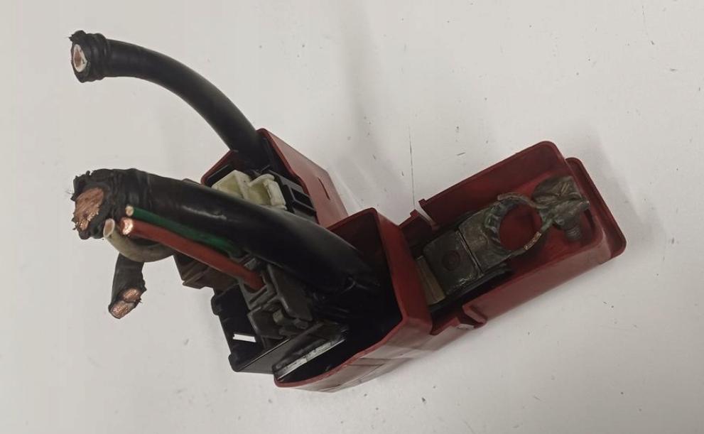 SUZUKI SWIFT MK6 04-10 1.3 DDIS modul poistky svorka akumulatora
