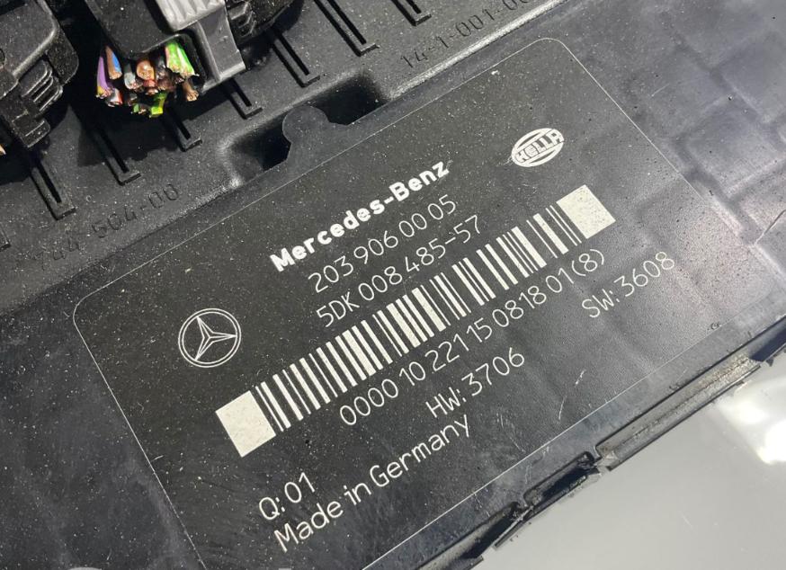 Mercedes-Benz C W203 Ramka / Moduł bezpieczników 2039060005 5DK008485
