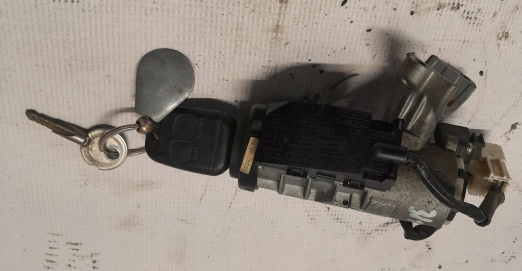 Toyota Avensis I T22 1997-2003 sedan 1.6 16v petrol MT 81 kW 2000  Spinacia skrinka a kluc 45020052