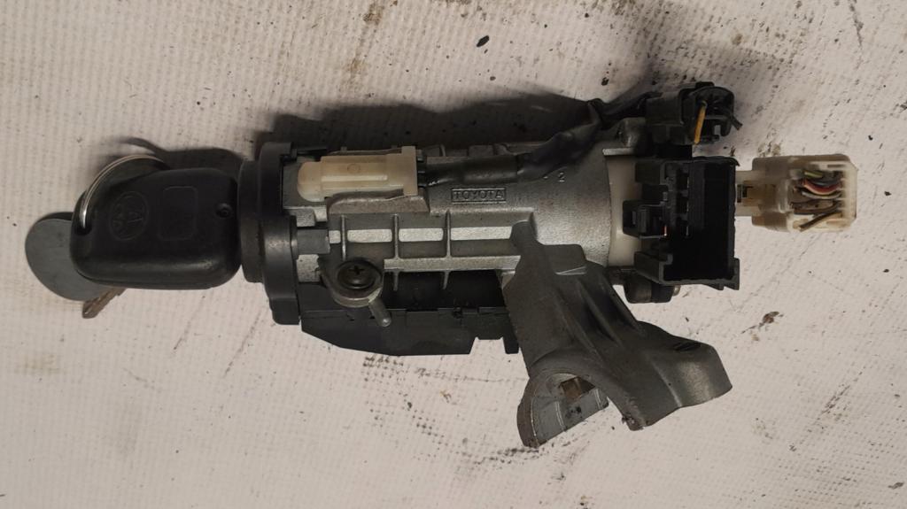 Toyota Avensis I T22 1997-2003 sedan 1.6 16v petrol MT 81 kW 2000  Spinacia skrinka a kluc 45020052