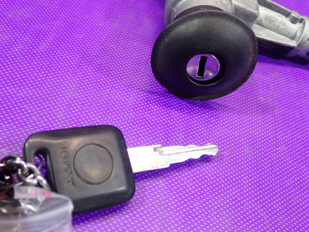 Audi 80 B4 1991-1994 sedan 2.0 8v petrol MT 85 kW 1994  Spinacia skrinka a kluc 893905851D