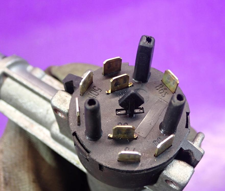 Audi 80 B4 1991-1994 sedan 2.0 8v petrol MT 85 kW 1994  Spinacia skrinka a kluc 893905851D