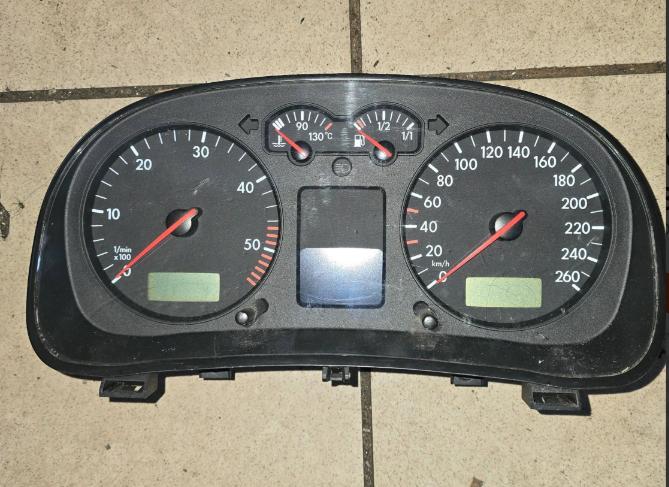 Volkswagen Golf IV 1997-2003 hatchback 1.9 TDI diesel 85 kW 1999  Pristrojova doska, displej 1J0920826C
