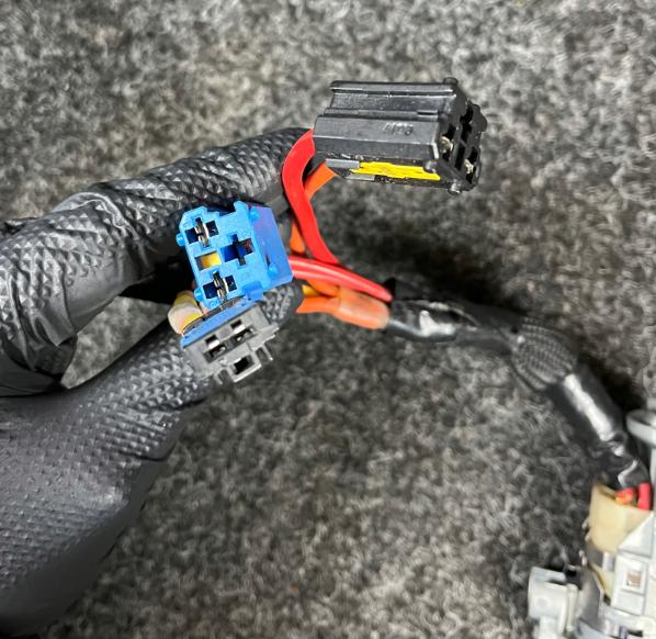 Peugeot 607 sedan 2.2 HDI diesel 98 kW 2002 Spinacia skrinka a kluc N0500109