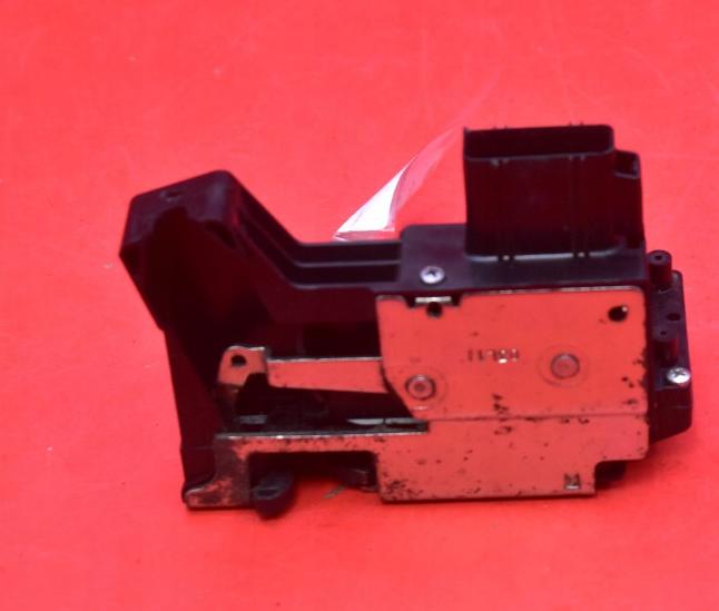 Ford Fiesta Mk6 2002-2008 hatchback 1.3 8v petrol MT 51 kW 2004  Motorcek zamku dveri predne lave 2S6AA21813BK