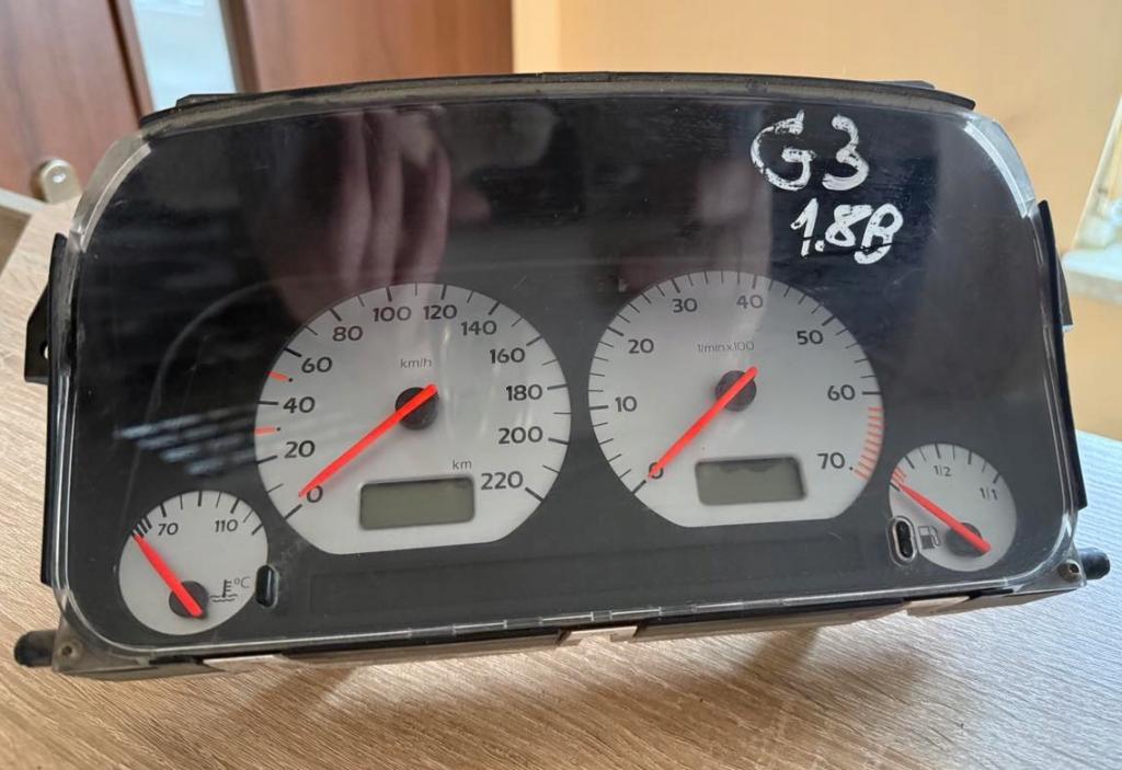 Volkswagen Golf III 1991-1998 hatchback 1.8 petrol MT 66 kW 1995  Pristrojova doska, displej 1H0919861B