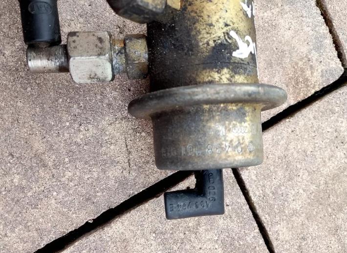 Audi 80 B4 1991-1994 sedan 2.3 petrol MT 98 kW 1994  regulátor tlaku paliva 0438161016 034133534F