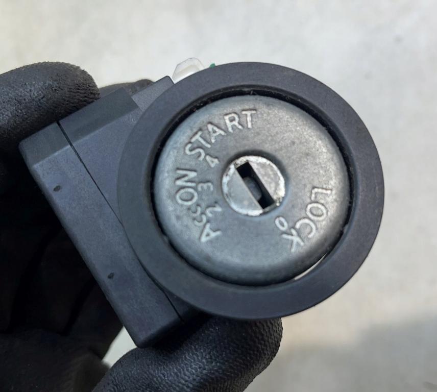 Nissan Almera tino hatchback 1.8 16v petrol MT 85 kW 2004  Spinacia skrinka 28590C9965