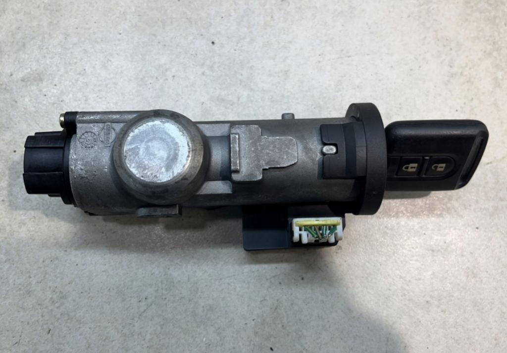 Nissan Almera tino hatchback 1.8 16v petrol MT 85 kW 2004  Spinacia skrinka 28590C9965