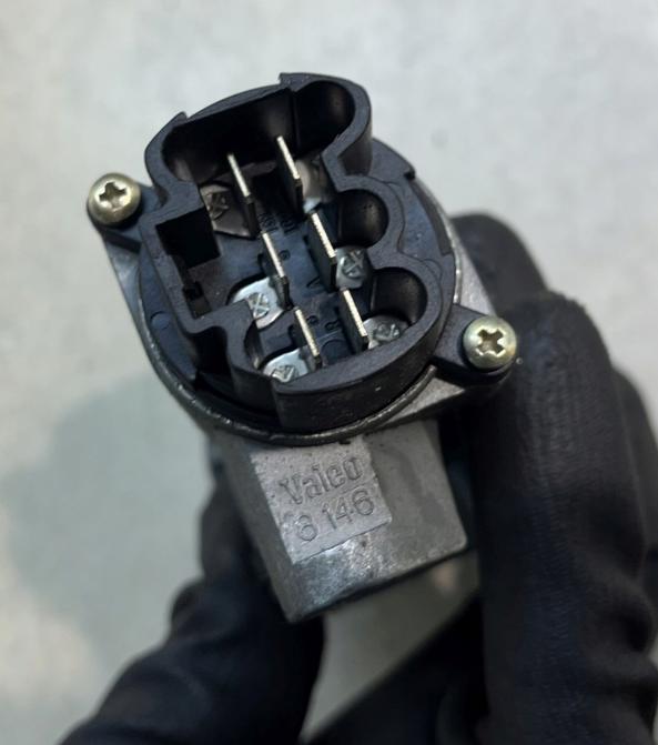 Nissan Almera tino hatchback 1.8 16v petrol MT 85 kW 2004  Spinacia skrinka 28590C9965