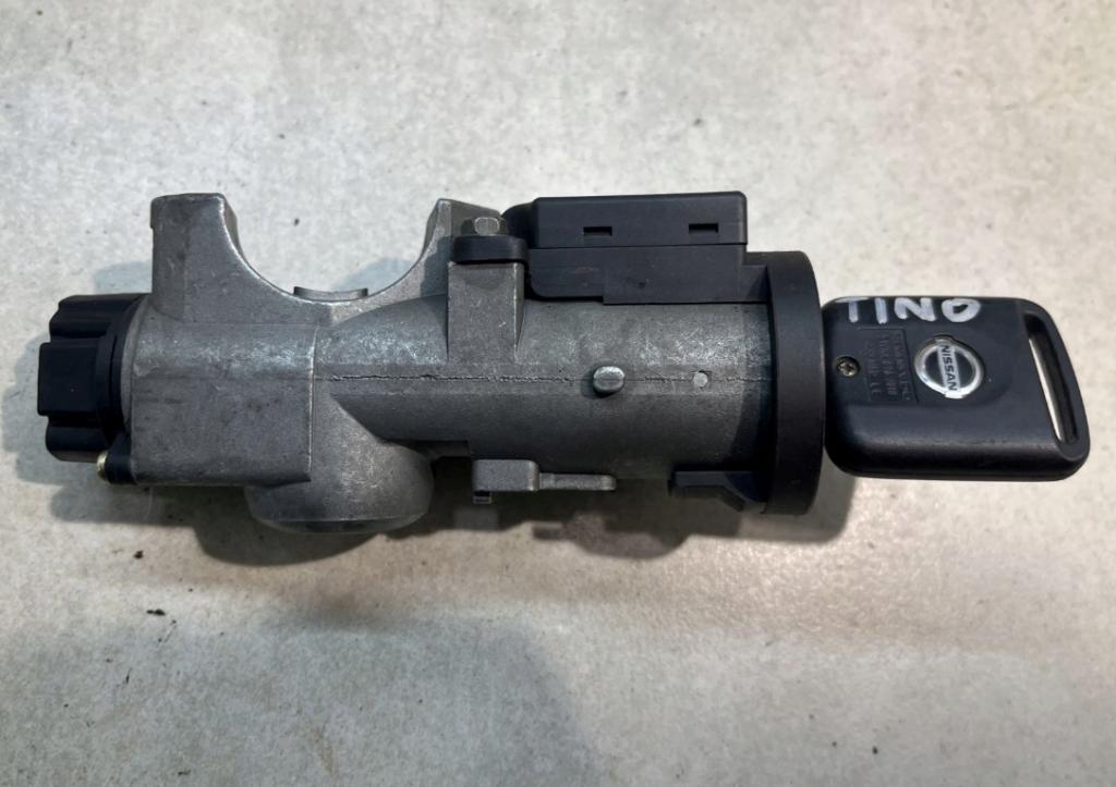 Nissan Almera tino hatchback 1.8 16v petrol MT 85 kW 2004  Spinacia skrinka 28590C9965