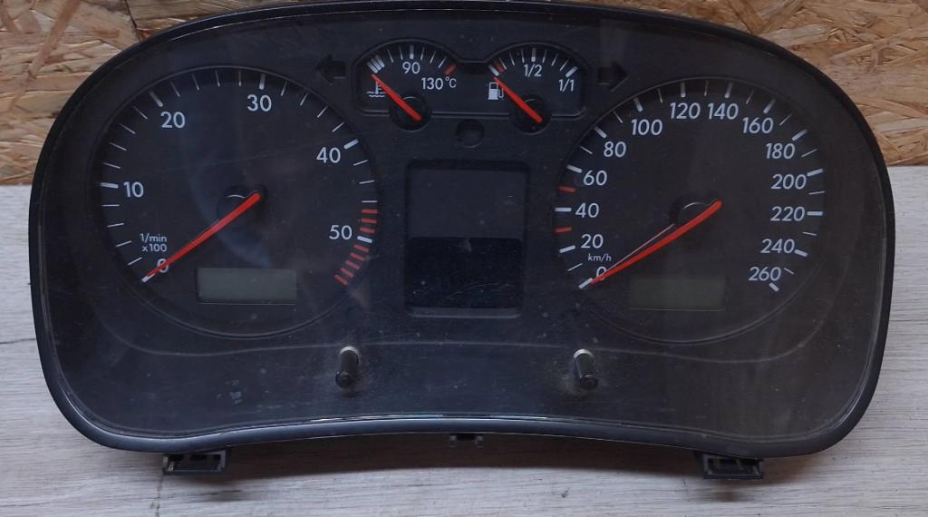 Volkswagen Golf IV 1997-2003 hatchback 1.9 TDI diesel MT 81 kW 1999  Prístrojová doska, displej 110080131 1J0920826C