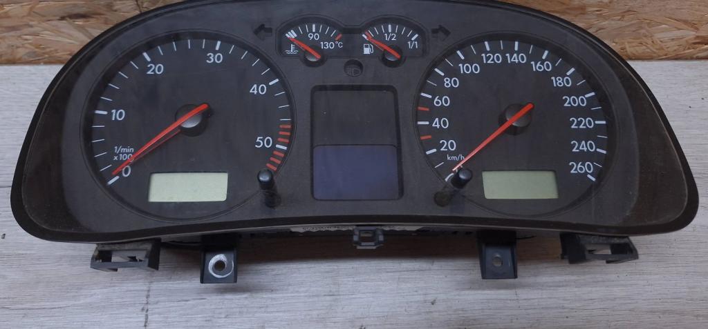 Volkswagen Golf IV 1997-2003 hatchback 1.9 TDI diesel MT 81 kW 1999  Prístrojová doska, displej 110080131 1J0920826C