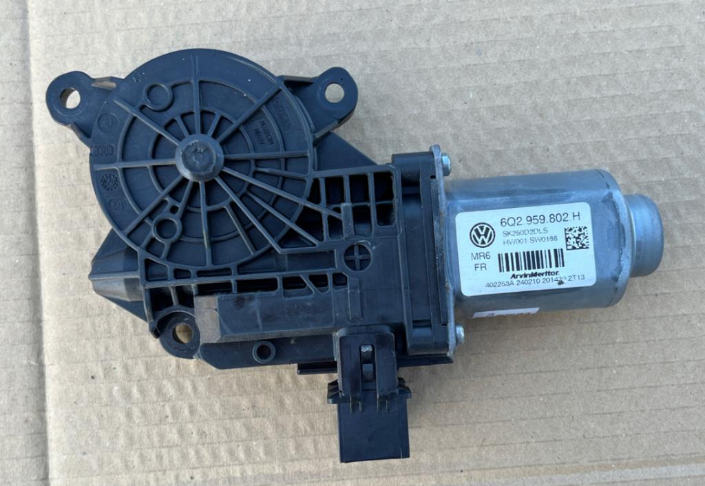 Skoda Fabia II 2007-2014 hatchback 1.4 TDI diesel MT 51 kW 2007  Motorček okien predný pravý 6Q2959802H
