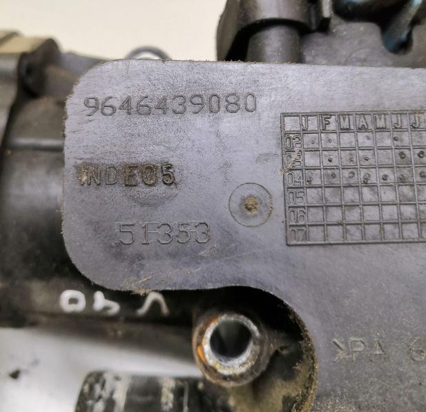 Volvo S40 II 2004-2012 sedan 2.0 D diesel MT 100 kW 2006  Obal (príruba) termostatu 9646439080