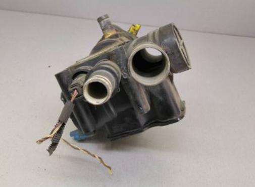 Volvo S40 II 2004-2012 sedan 2.0 D diesel MT 100 kW 2006  Obal (príruba) termostatu 9646439080