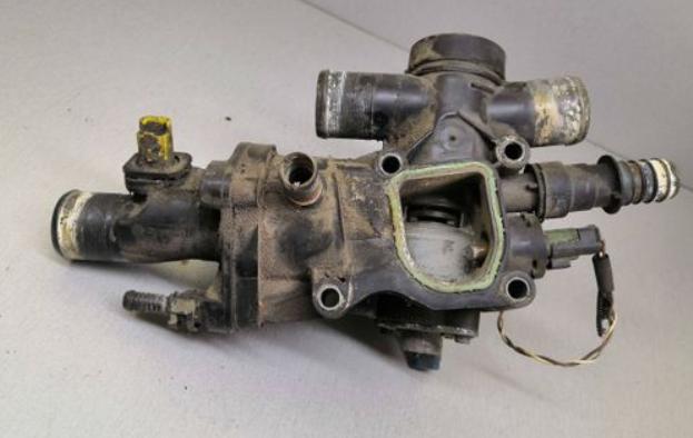 Volvo S40 II 2004-2012 sedan 2.0 D diesel MT 100 kW 2006  Obal (príruba) termostatu 9646439080