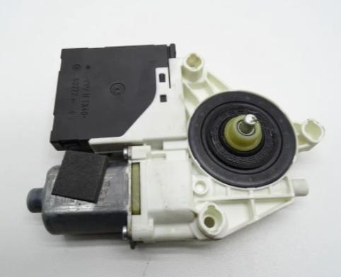 Audi A3 8P 2003-2012 hatchback 1.6 petrol MT 75 kW 2003  Motorček okien predný pravý 8P0959801K