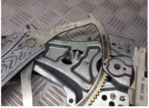 Opel Vectra C 2002-2008 sedan 2.2 16v petrol MT 108 kW 2003  Mechanizmus sťahovania okna predný pravý 9178986RH/990090104