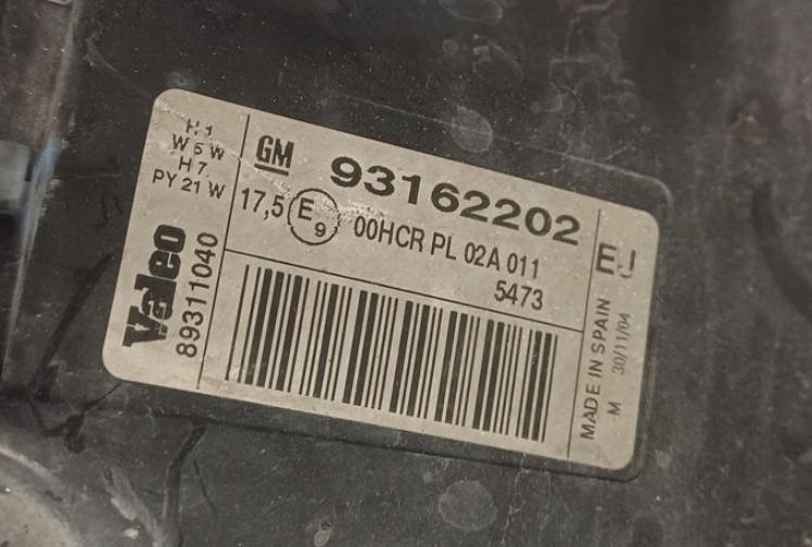 Opel Tigra B 2004-2009 1.4 16v petrol MT 66 kW 2005  Svetlo predné pravé 93162202