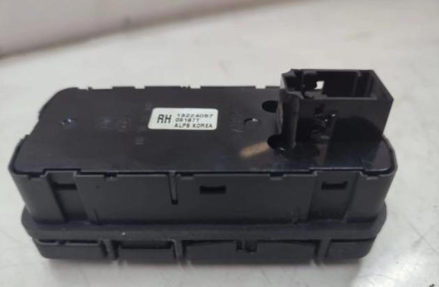 Opel Vectra C 2002-2008 hatchback 1.8 16v petrol MT 90 kW 2002  Prepínač okien 13224057
