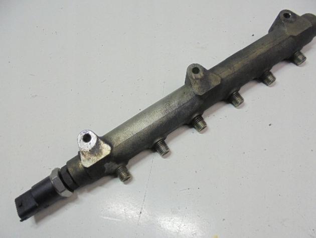Volvo V70 II 1999-2007 combi 2.4 D5 diesel MT 120 kW 2003  Vstrekovacia lišta 0281002527 0445215010
