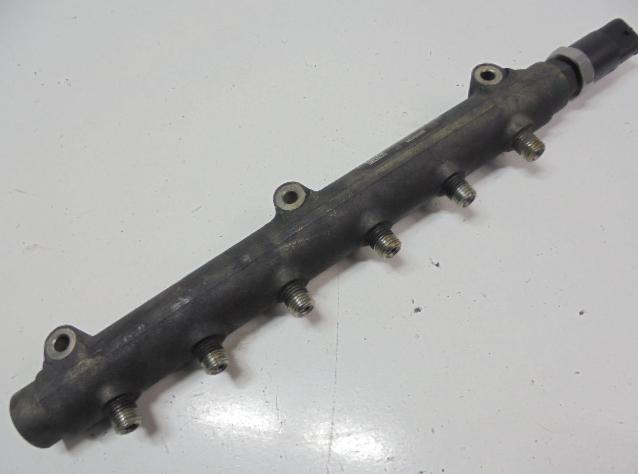 Volvo V70 II 1999-2007 combi 2.4 D5 diesel MT 120 kW 2003  Vstrekovacia lišta 0281002527 0445215010