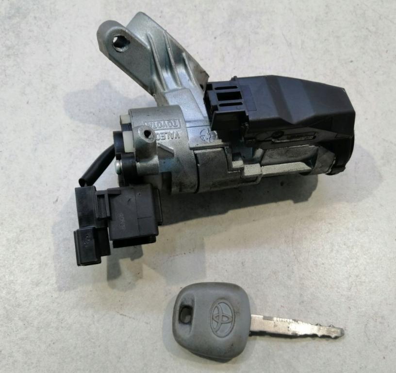 Toyota Yaris I 1999-2005 hatchback 1.0 VVTI petrol MT 48 kW 2000  Spínacia skrinka 450200D01