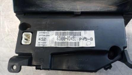 Toyota Yaris I 1999-2005 hatchback 1.4 D4D diesel MT 55 kW 2002  Prístrojová doska 83800-0D451