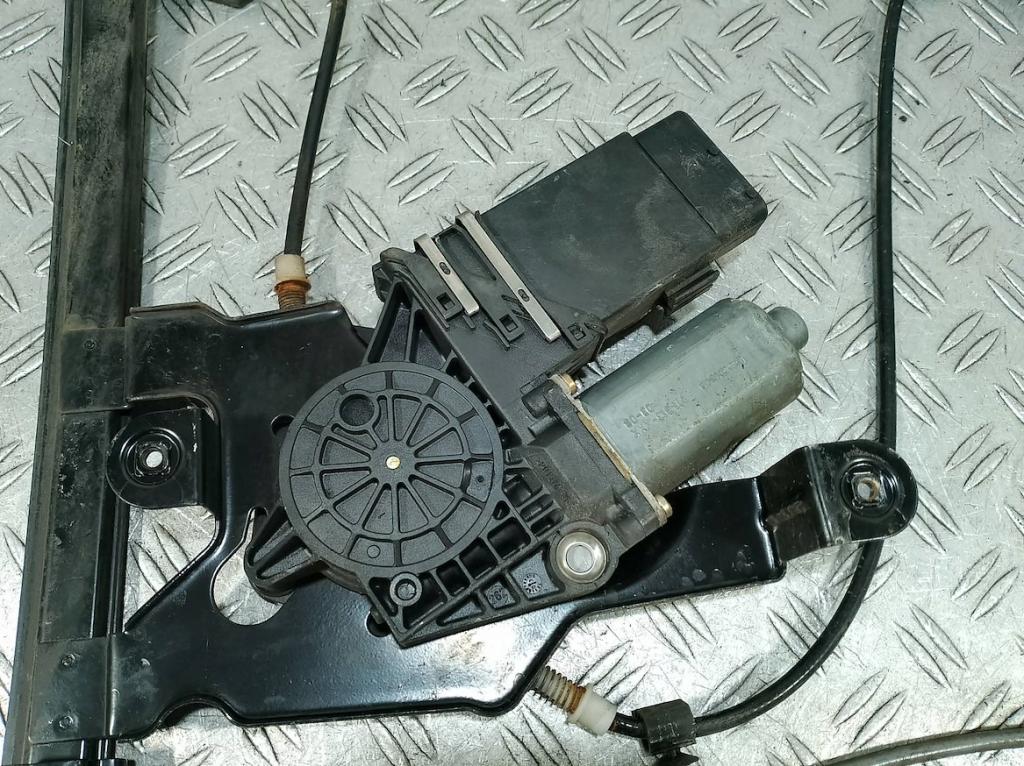 Skoda Octavia I 1996-2010 hatchback 1.4 16v petrol MT 55 kW 2001  Mechanizmus sťahovania okna predný ľavý 104411-302